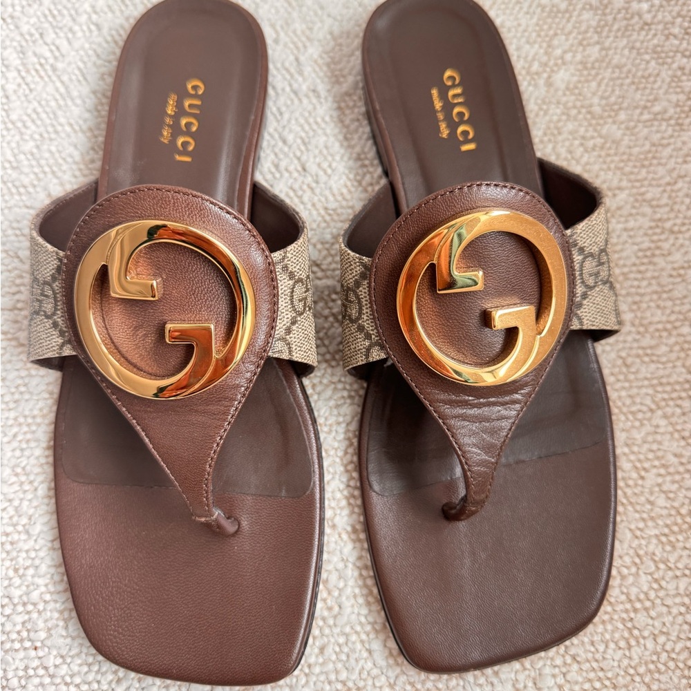 GUCCI sandals in a beautiful brown with gold hardware Worn twice, super comfy
